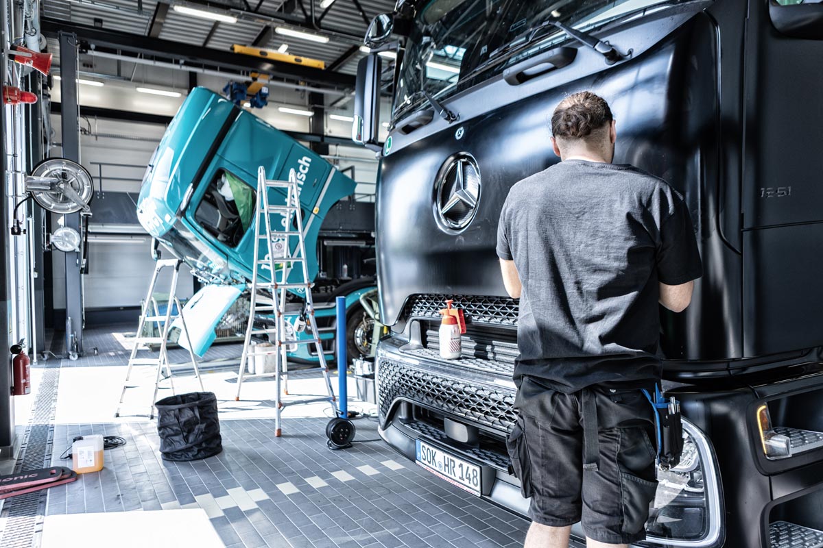 Mercedes-Benz Trucks Showcases 30 Years of Actros